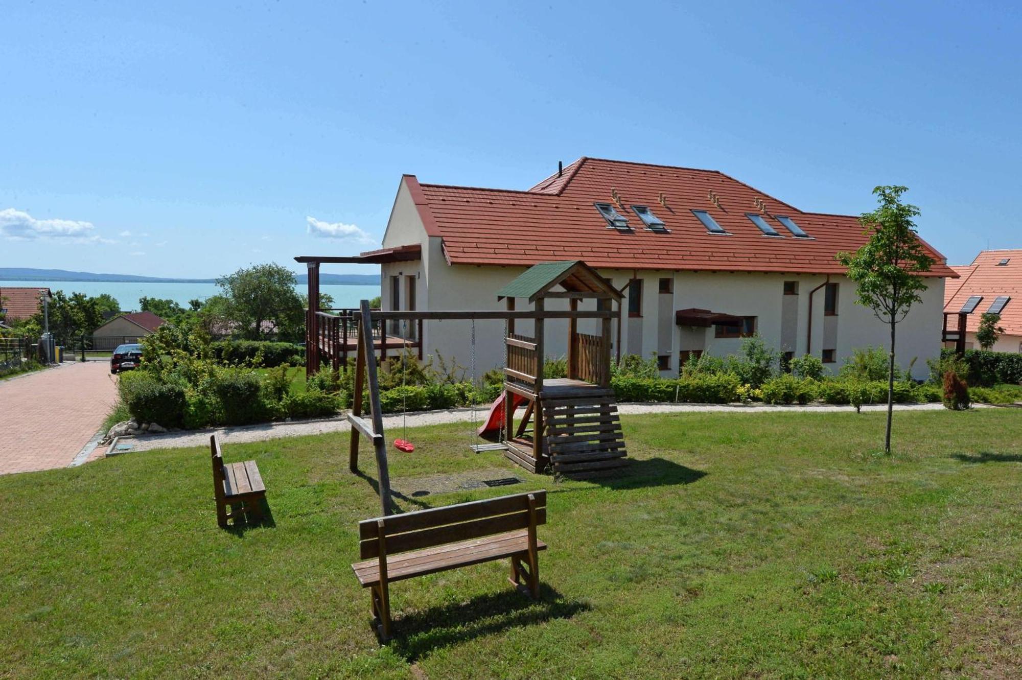 Aranymandula Apartmanok Balatonakali Exterior photo